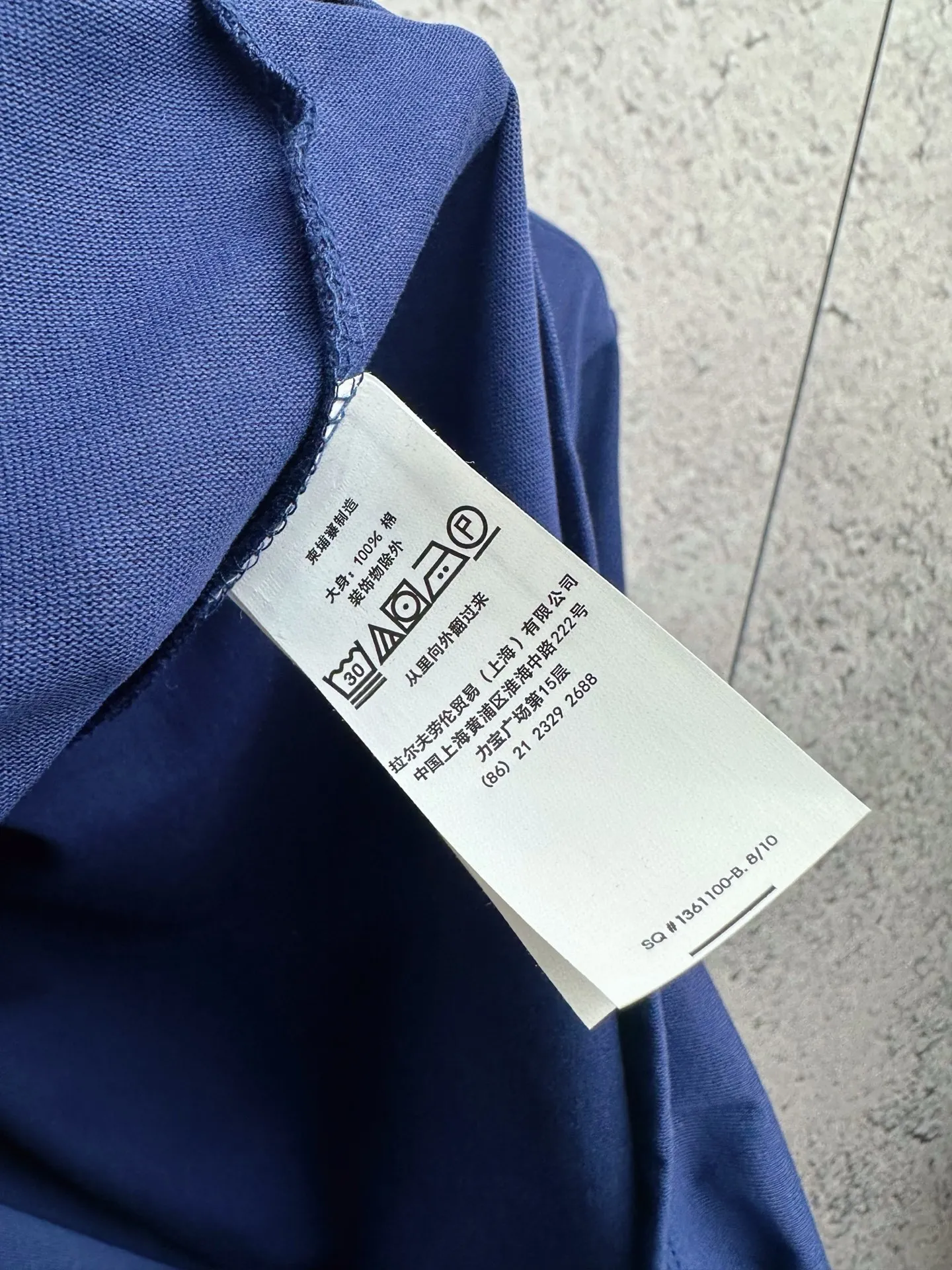 P150 Ralph Lauren/Ralph Lauren 25ss simultaneously launches one-color horse embroidery round neck short sleeves. The main logo on the neck has a QR code mark, which can be scanned for verification, and the detailed horse logo embroidery is all high-density and made with imported Tajima machines, distinguishing it from low-end products on the market. 32 counts, 240g hydrophilic toner, 100% cotton fabric, comfortable and soft, highly breathable, focusing on high-end cost-effectiveness, needless to say good quality. Available in a variety of colors, both boys and girls can try this genderless style, giving them a yuppie tone in no time. Immerse yourself in your leisurely style, and have your own style in retro. Natural, vivid, and very French romantic feelings perfectly integrate the youthful atmosphere with the trend. The clever embellishment of the horse logo embroidery carries all the eye-catching points. Color: black, white, navy blue, gray Size: S-xL